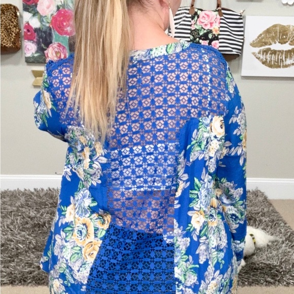 ODDI "CHECK OUT THE BACK" BLUE FLORAL BUTTON DOWN TOP Size Small - Picture 2 of 13